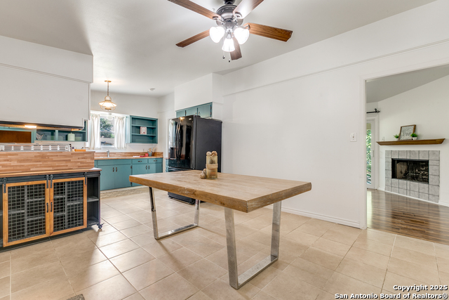 Listing photo id 5 for 5304 Colebrook