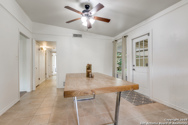 Listing photo id 7 for 5304 Colebrook