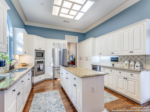 Listing photo id 9 for 16206 Robinwood Ln