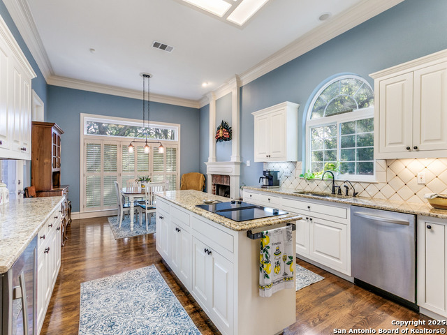 Listing photo id 10 for 16206 Robinwood Ln