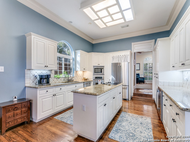 Listing photo id 11 for 16206 Robinwood Ln