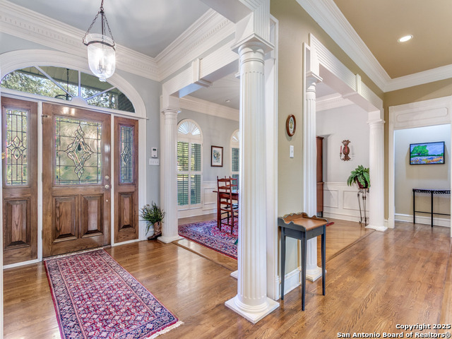 Listing photo id 2 for 16206 Robinwood Ln