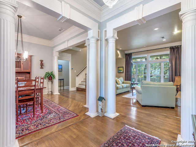 Listing photo id 3 for 16206 Robinwood Ln