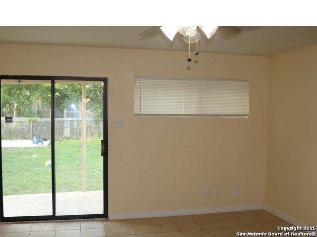 Listing photo id 4 for 651 Aurora  