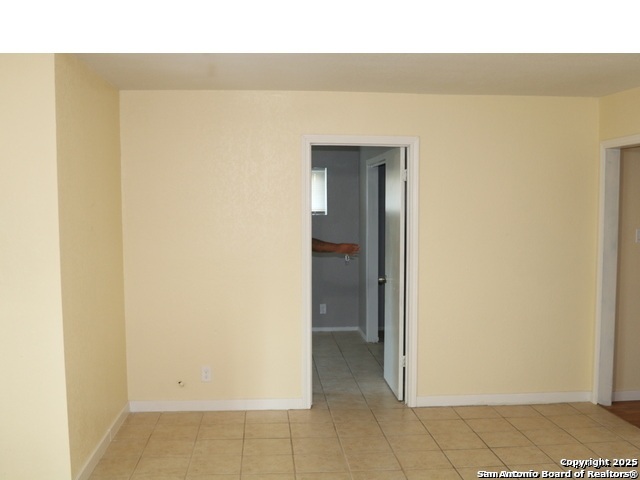 Listing photo id 5 for 651 Aurora  