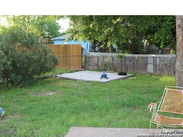 Listing photo id 6 for 651 Aurora  