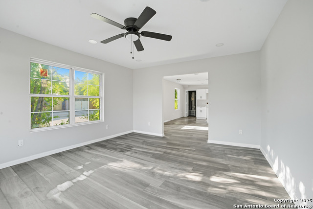 Image 5 of 11 For 835 Aaron Pl