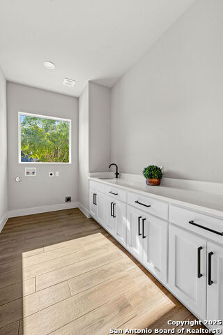 Image 24 of 40 For 379 Toye