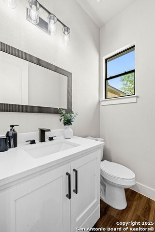 Image 25 of 40 For 379 Toye