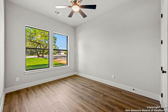 Image 30 of 40 For 379 Toye