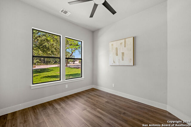 Image 32 of 40 For 379 Toye