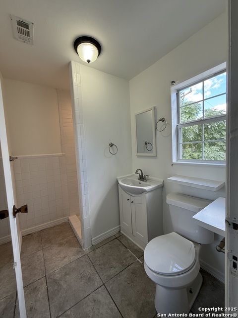 Image 10 of 11 For 3402 New Braunfels N 3