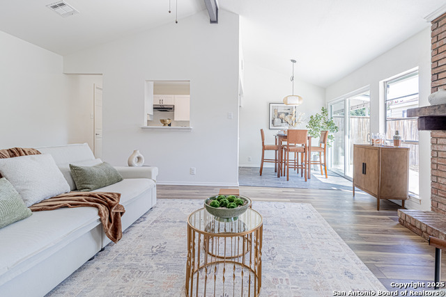 Listing photo id 11 for 1142 Churing