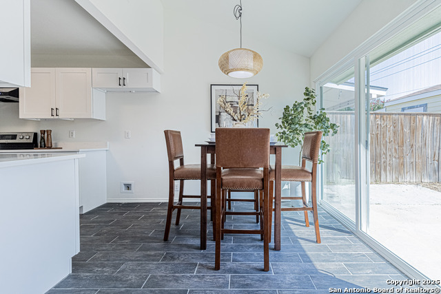 Listing photo id 14 for 1142 Churing