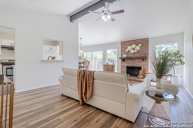 Listing photo id 3 for 1142 Churing
