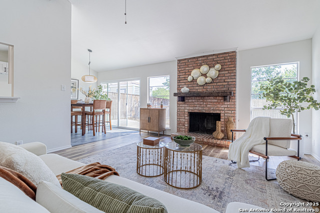 Listing photo id 4 for 1142 Churing