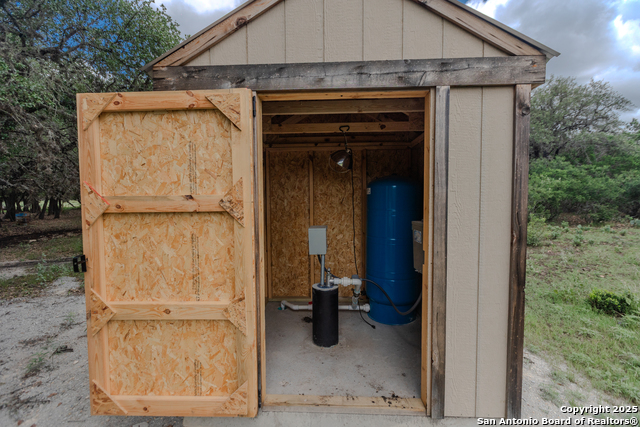 Listing photo id 9 for 7802 Ranch Rd 1051