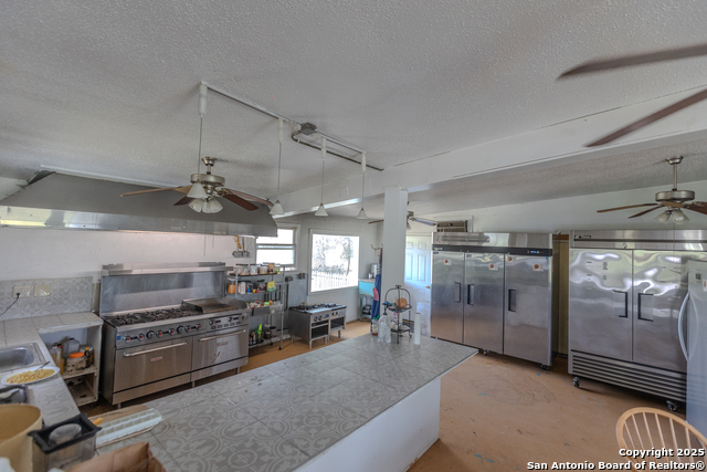 Listing photo id 11 for 7802 Ranch Rd 1051