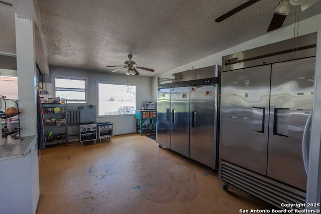 Listing photo id 12 for 7802 Ranch Rd 1051