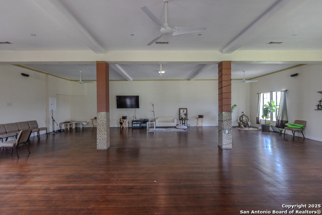 Listing photo id 14 for 7802 Ranch Rd 1051