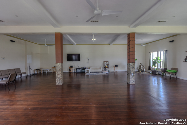Listing photo id 15 for 7802 Ranch Rd 1051