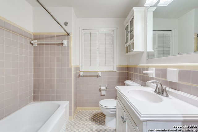 Image 12 of 25 For 215 Woodcrest