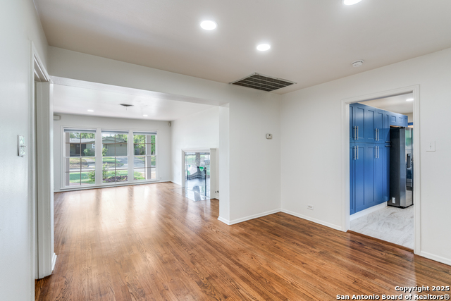 Image 7 of 25 For 215 Woodcrest