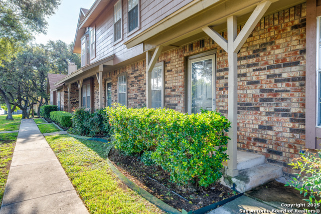 Image 2 of 31 For 10254 Dover Ridge  204