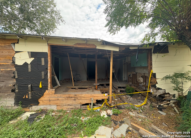 Image 3 of 5 For 907 Crockett W