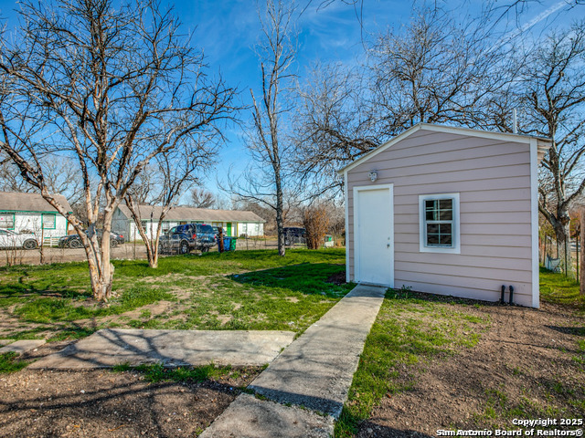 Listing photo id 11 for 4238 Commercial