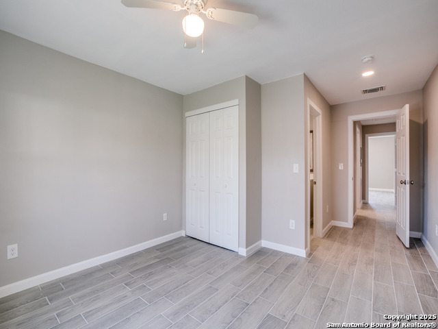 Listing photo id 5 for 4238 Commercial