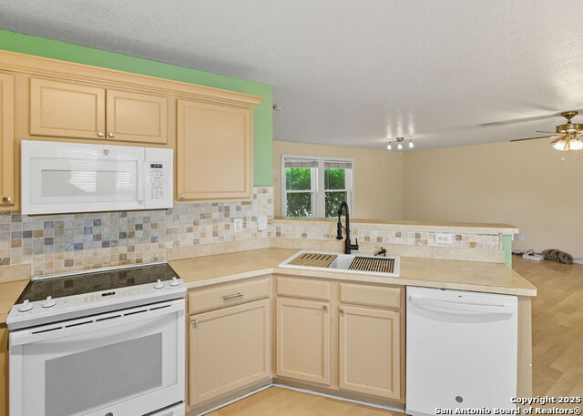 Listing photo id 8 for 3223 Crested Creek