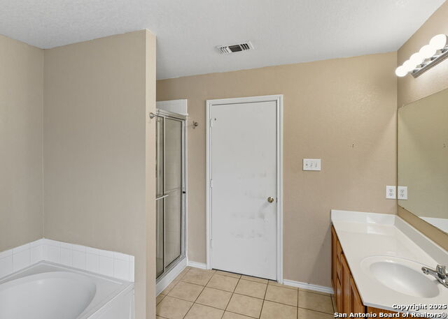 Listing photo id 14 for 3223 Crested Creek