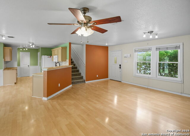 Listing photo id 2 for 3223 Crested Creek