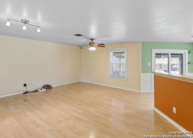 Listing photo id 3 for 3223 Crested Creek