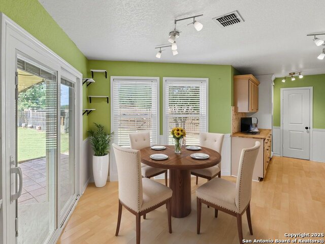 Listing photo id 4 for 3223 Crested Creek