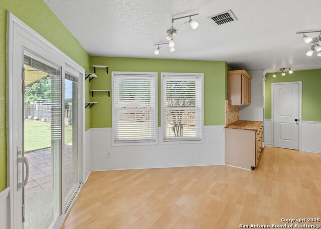 Listing photo id 5 for 3223 Crested Creek