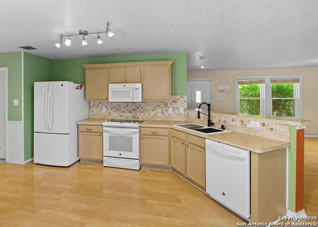 Listing photo id 7 for 3223 Crested Creek