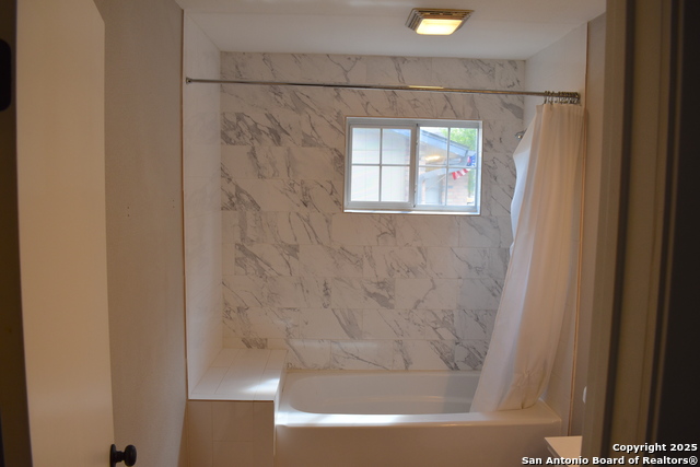 Image 15 of 22 For 204 Royal Dr