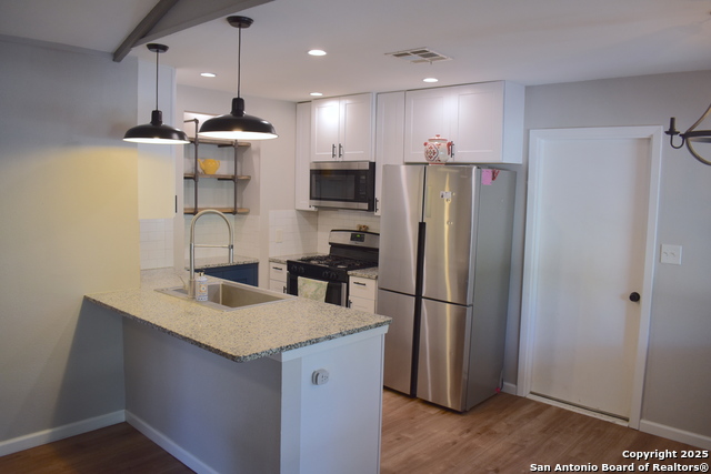 Image 2 of 22 For 204 Royal Dr