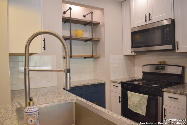 Image 4 of 22 For 204 Royal Dr