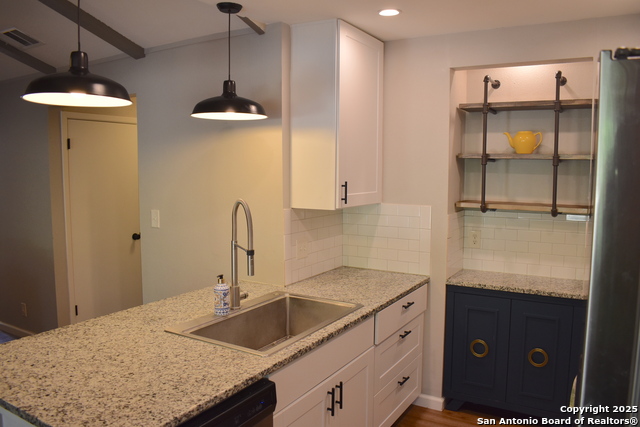 Image 5 of 22 For 204 Royal Dr