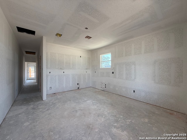 Listing photo id 8 for 3274 N Ih 35