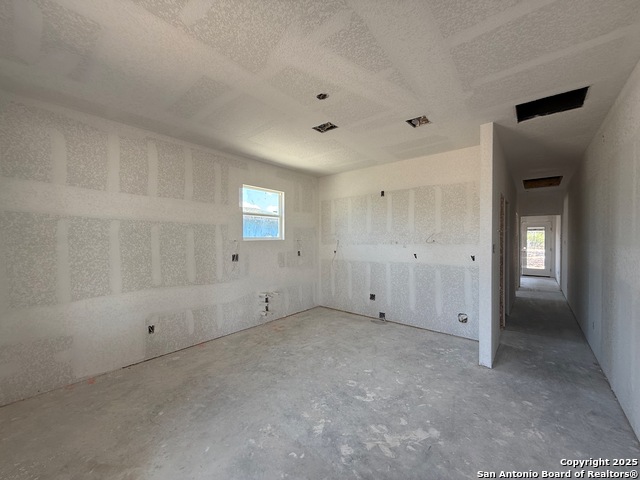 Listing photo id 9 for 3274 N Ih 35