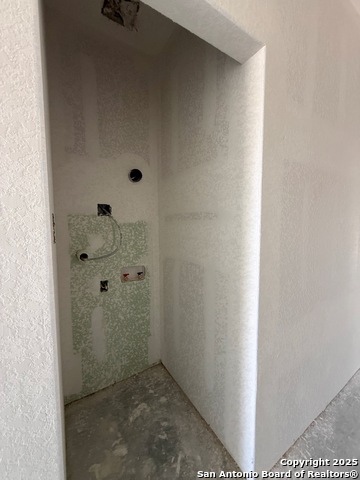 Listing photo id 11 for 3274 N Ih 35