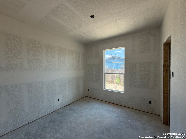 Listing photo id 12 for 3274 N Ih 35