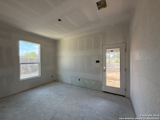 Listing photo id 13 for 3274 N Ih 35