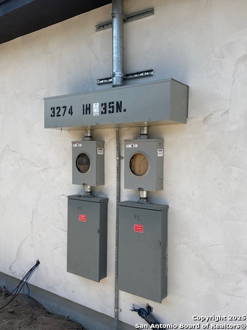 Listing photo id 14 for 3274 N Ih 35