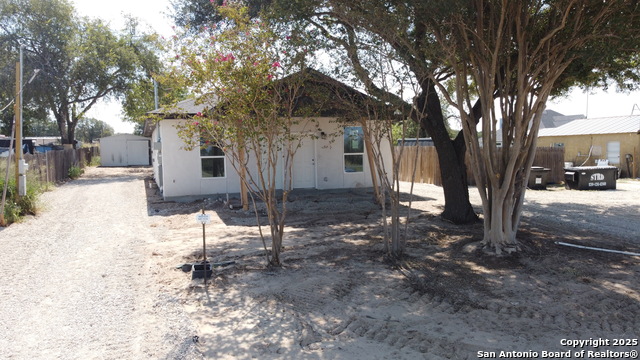 Listing photo id 18 for 3274 N Ih 35