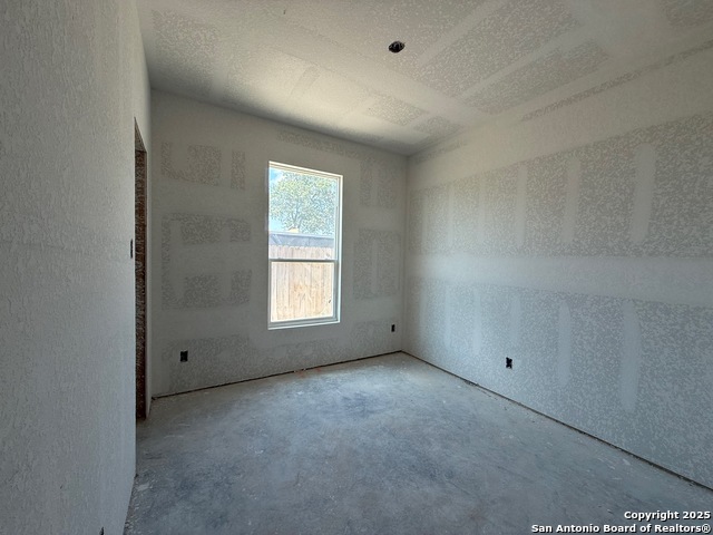 Listing photo id 3 for 3274 N Ih 35